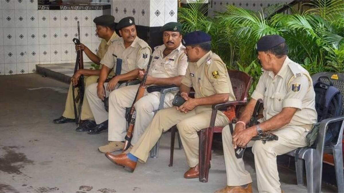 Bihar, Gangajal, Ajay Devgan, Kasar ASI, Demanding bribe, Sheikhpura SP, 8 Policemen suspended