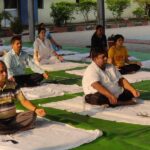 Bilaspur News: बिलासपुर डीआरएम ने किया प्राणायाम, प्राथमिक शाला में निश्शुल्क योगाभ्यास