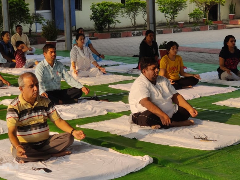Bilaspur News: बिलासपुर डीआरएम ने किया प्राणायाम, प्राथमिक शाला में निश्शुल्क योगाभ्यास