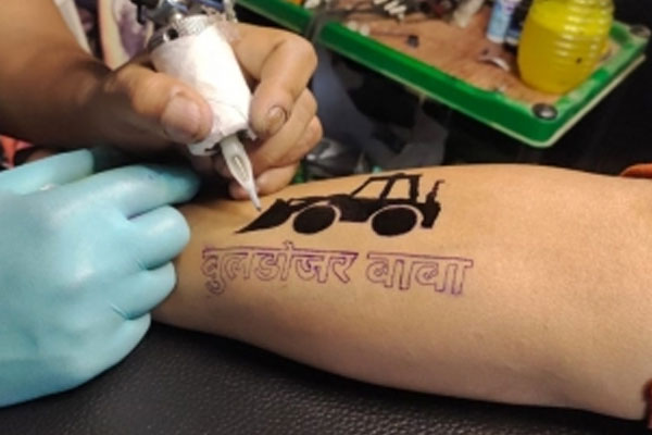 The craze of bulldozers increased in UP, youths are getting tattoos done - Varanasi News in Hindi