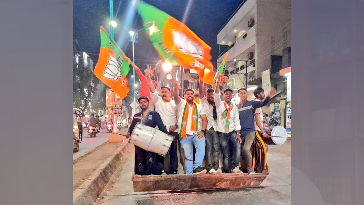 Bulldozer rally |  BJYM took out bulldozer rally, celebrated victory in Vis elections.  Navabharat