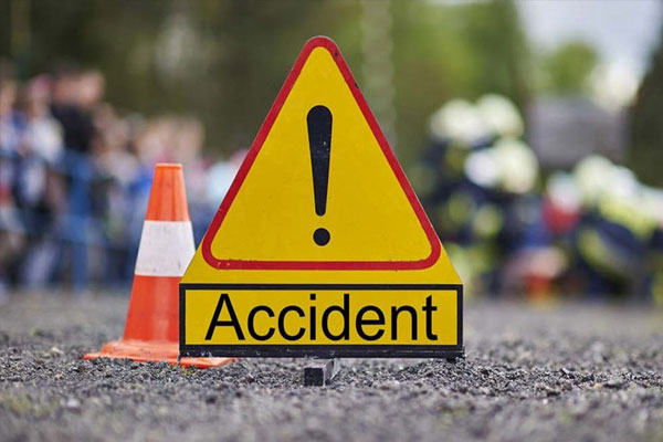 killed in bus-car collision in Telangana - Hyderabad News in Hindi