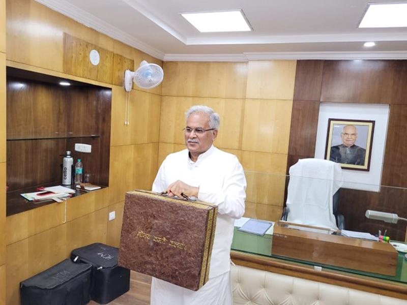 Chhattisgarh budget 2022 Highlights: देश में पहली बार मां लक्ष्मी के प्रतीक के तौर पर गोधन से बना सूटकेस लेकर बजट पेश करने पहुंचे सीएम बघेल