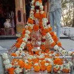 भगवान शिव का श्रृंगार किया, भक्तों ने लगाए जयघोष