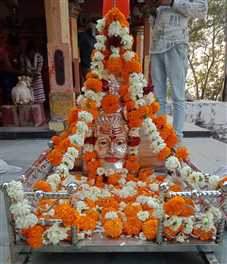 भगवान शिव का श्रृंगार किया, भक्तों ने लगाए जयघोष