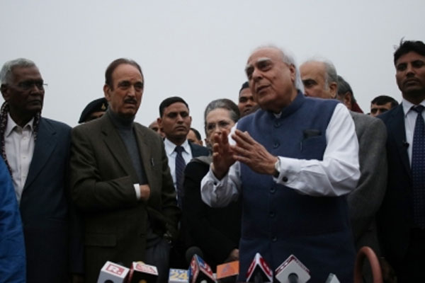 Did Kapil Sibal cross the red line by asking the Gandhi family to back down - Delhi News in Hindi