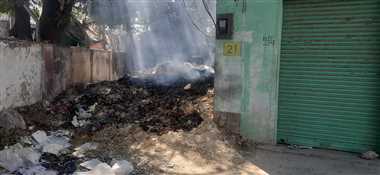 सफाई में 45 हजार रुपए खर्च करने के बाद भी लहसुन मंडी में लगे हैं कचरे के ढेर