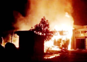Fire |  Massive fire breaks out in slums of North East Delhi, seven dead  Navabharat