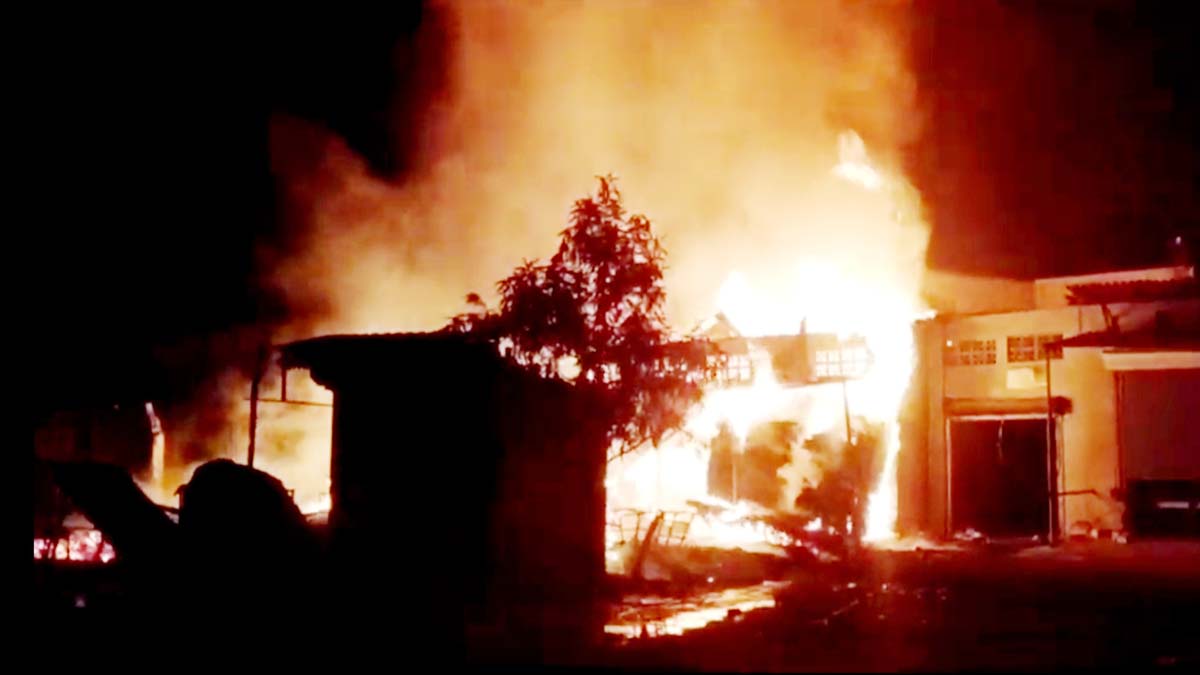 Fire |  Massive fire breaks out in slums of North East Delhi, seven dead  Navabharat