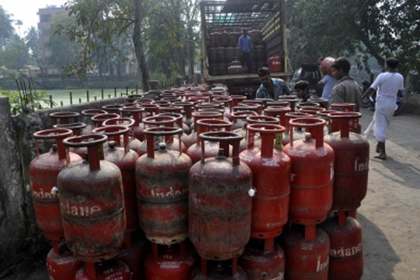 Free LPG cylinders twice a year but not on Holi, Diwali - Lucknow News in Hindi