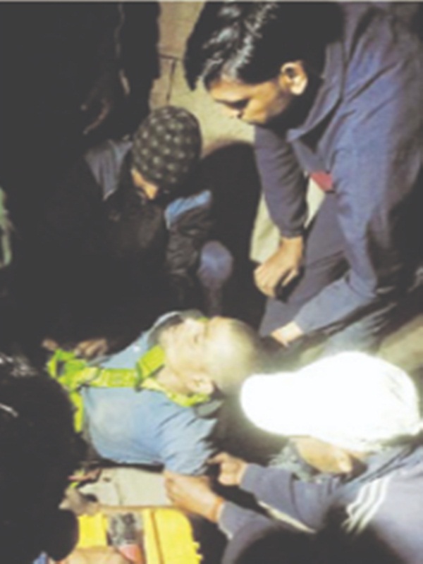Gwalior News: नशे में किले से गिरा, पेड़ पर अटका, तीन घंटे की मशक्कत के बाद पुलिस ने बचाई जान