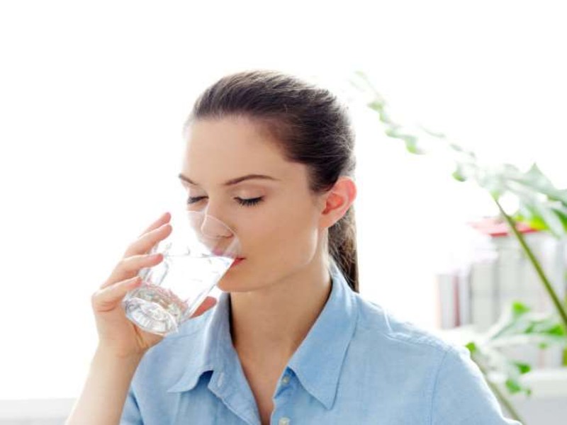 Health Tips: क्या आप सुबह ब्रश किए बिना पीते हैं पानी? जानिए इसके चमत्कारी फायदे