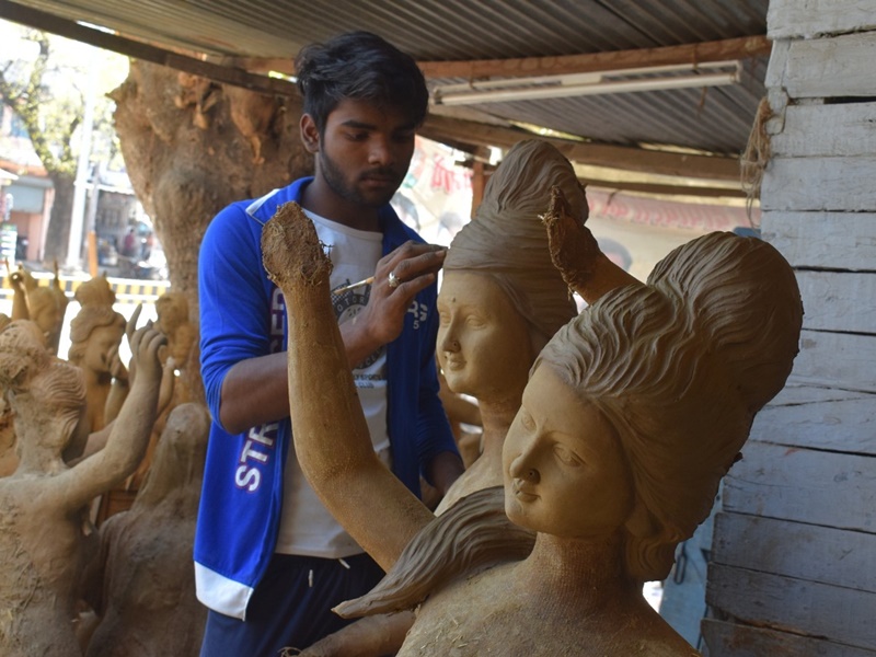 Holi 2022: सधे हाथ से गढ़ रहे होलिका प्रतिमाएं, मूर्तिकारों में उत्साह