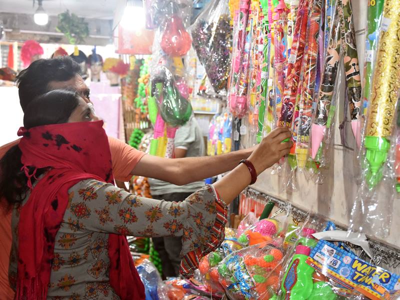 Holi 2022: होली के अवसर पर चाइना पिचकारियों को रायपुर के बाजार की ना