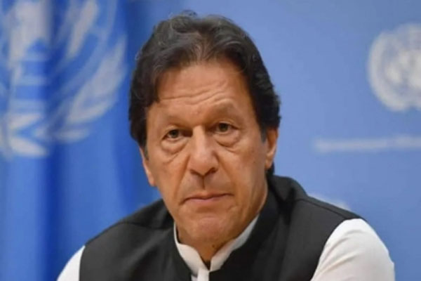 Imran Khan fights to remain in power by hook or crook - World News in Hindi