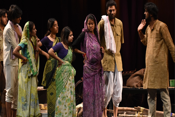 In JKK play Teen Tapper, the audience saw the tales of the poor and the great - Jaipur News in Hindi