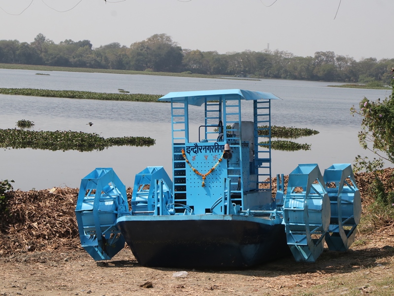 Indore News: इंदौर नगर निगम के इंजीनियरों ने कबाड़ से बनाया वीड हार्वेस्टर
