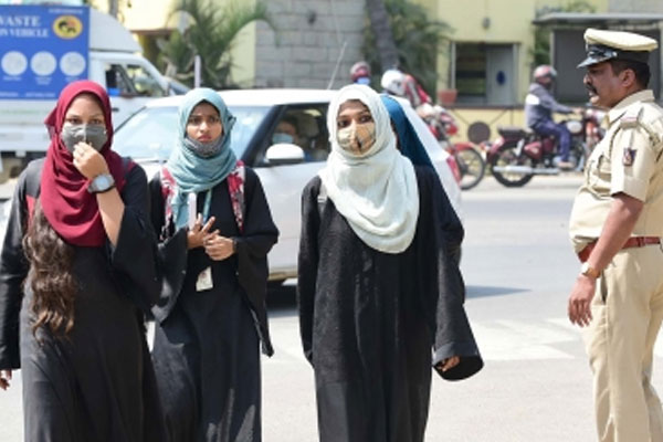 7 suspended for allowing students in hijab to take class 10 exams in Karnataka - Bengaluru News in Hindi