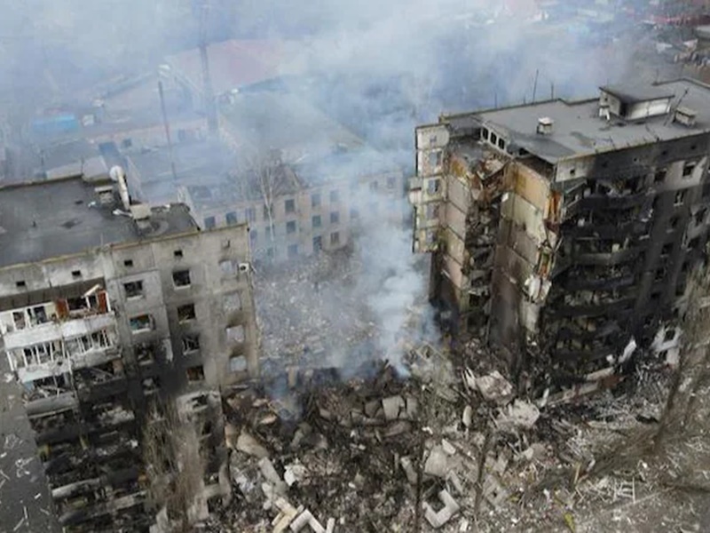 LIVE: अब यूक्रेन के शहरों पर बमबारी की तैयारी में रूस, पुतिन ने फेसबुक-ट्विटर पर लगाई पाबंदी