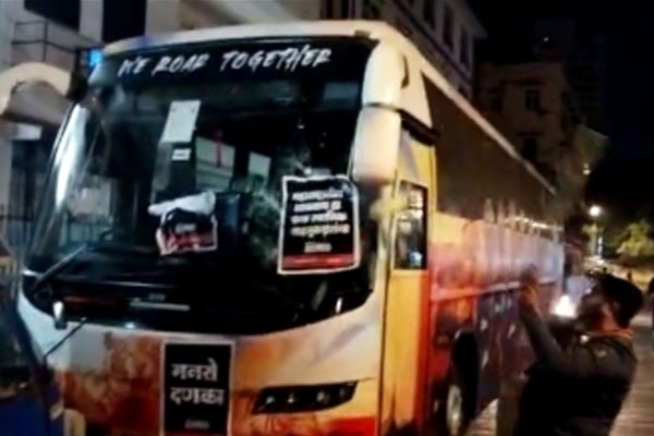 MNS activists damage IPL team bus in Mumbai - Mumbai News in Hindi