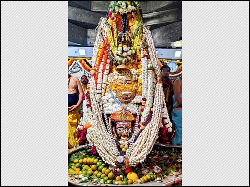 Mahakal Mandir Ujjain: राजा महाकाल के शीश सजा सवा मन फल-फूलों का मुकुट
