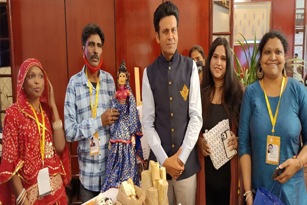 Manoj Bajpayee visits the Rajasthan studio stall at JLF - Jaipur News in Hindi