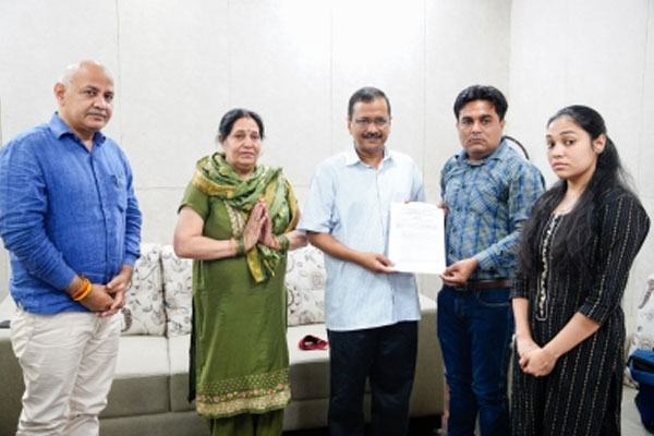 New Delhi: CM gives job in Education Department to brother of IB employee who lost his life in Delhi violence. - Delhi News in Hindi