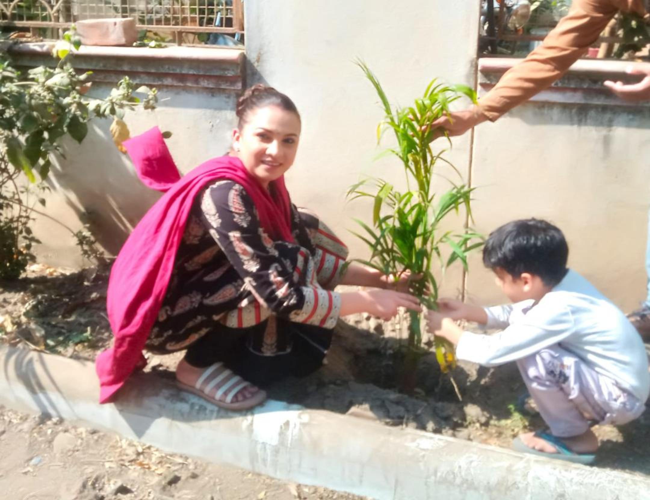 लक्ष्य पूरा करने की होड़, बगीचों और छात्रावास परिसरों में रोपे जा रहे पौधे