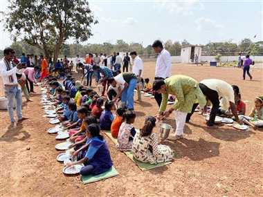 पुलिस ने ग्रामीणों को कराया भोजन, बच्चों को बांटे कापी-किताब
