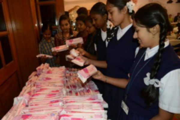 Poor girl students did not get sanitary napkins in Delhi schools for months, parents said Chief Minister should intervene - Delhi News in Hindi