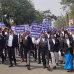 Protest in Bilaspur: नेहरू चौक में अधिवक्ता दे रहे धरना, भ्रष्टाचार को लेकर बोला हल्ला