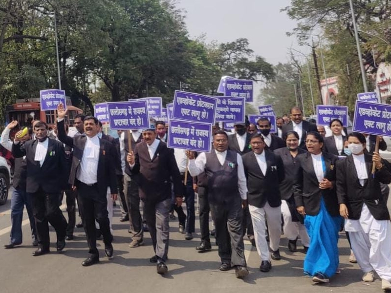 Protest in Bilaspur: नेहरू चौक में अधिवक्ता दे रहे धरना, भ्रष्टाचार को लेकर बोला हल्ला