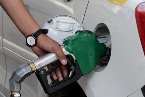 Retail fuel prices would need to be increased by 15 percent to reflect international crude prices - India News in Hindi