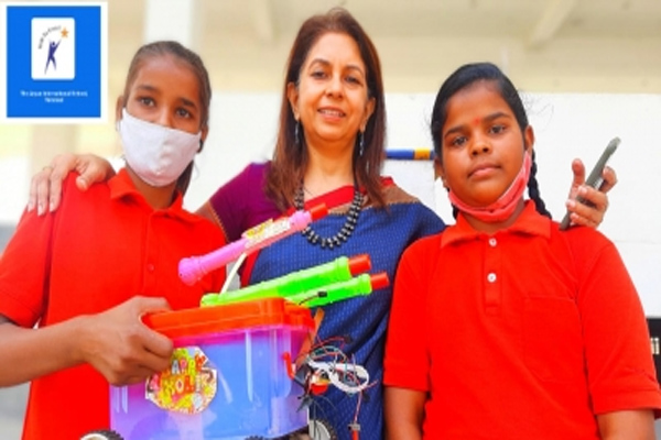 Robo Pichkari made by class four girls of Varanasi, will drench with colors on Holi - Varanasi News in Hindi