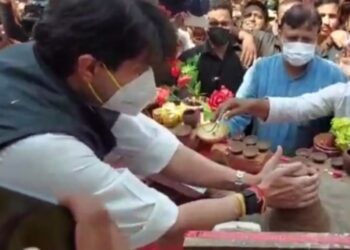 Scindia in Gwalior: केंद्रीय मंत्री सिंधिया ने थामा चाक, बनाए मिट्टी के बर्तन