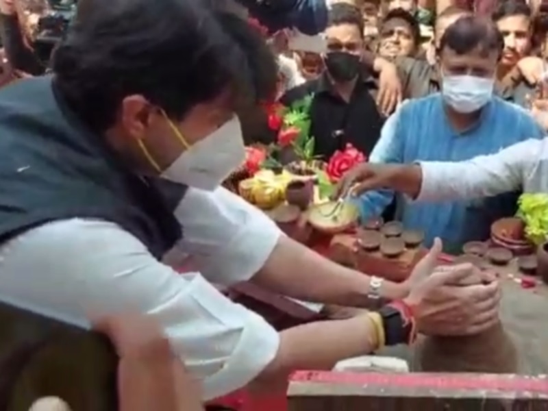 Scindia in Gwalior: केंद्रीय मंत्री सिंधिया ने थामा चाक, बनाए मिट्टी के बर्तन