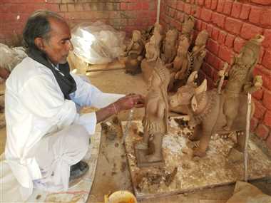 मिट्टी से बनाई महाकाव्य कुमारसंभवम पर केंद्रित मूर्तियां