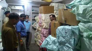 पान मसाला के आठ हजार अमानक पैकेट मिले, दुकान की सील