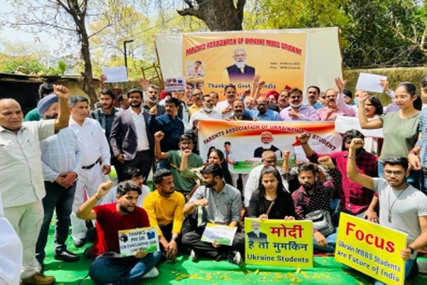 Students returned from Ukraine gathered at Jantar Mantar, the problem related to the future was placed before the government - Delhi News in Hindi