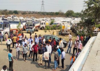 Tanker drivers protest |  Tanker drivers agitated, the work of Naira Company came to a standstill.  Navabharat