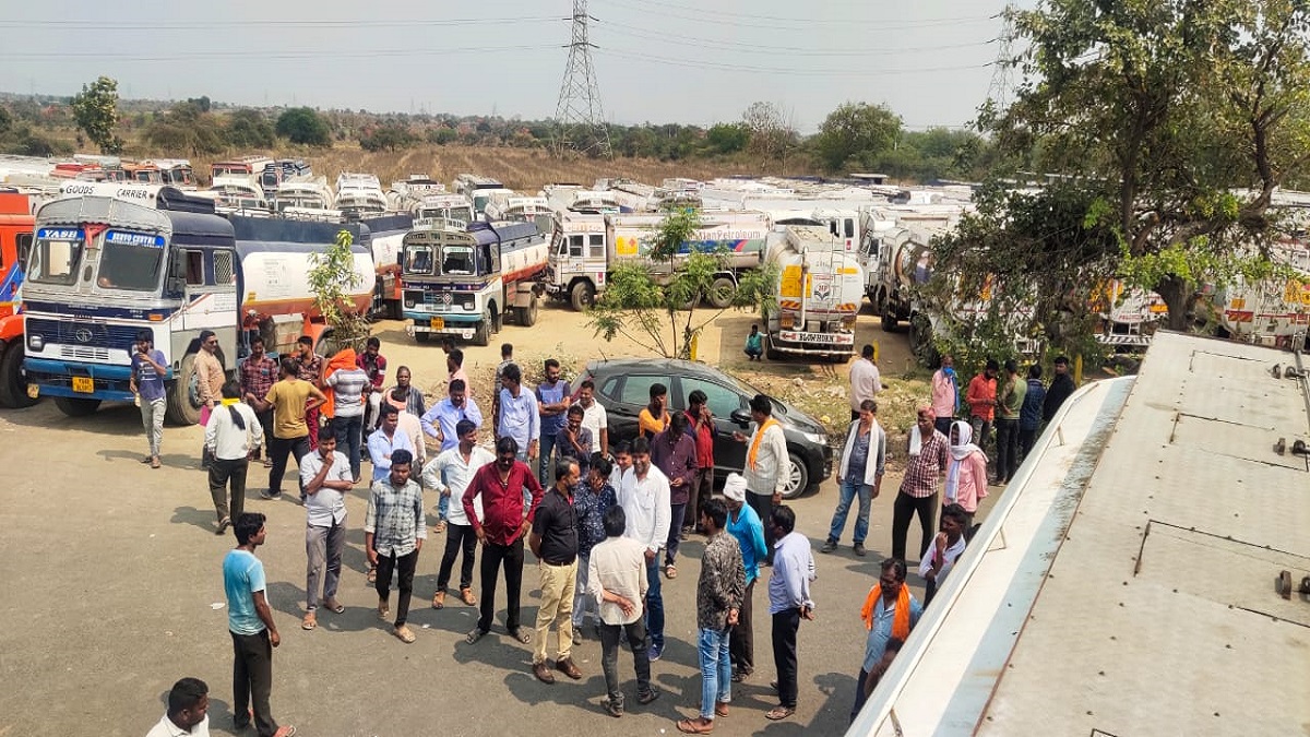 Tanker drivers protest |  Tanker drivers agitated, the work of Naira Company came to a standstill.  Navabharat