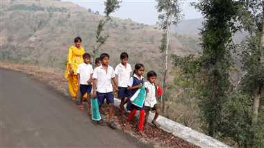 तीन किमी पहाड़ च़ढ़कर बच्चों को लेकर पहुंचती है स्कूल