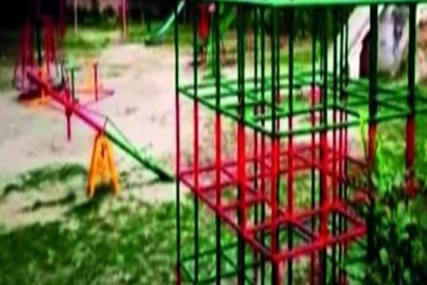 Swings painted in SP colours, official suspended. - Unnao News in Hindi