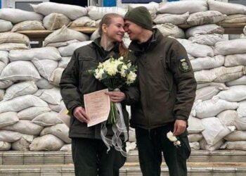 Ukrainian Couple Viral Pics: युद्ध के बीच कपल ने की शादी, फिर सेना में हो गए भर्ती, देखें वायरल फोटो