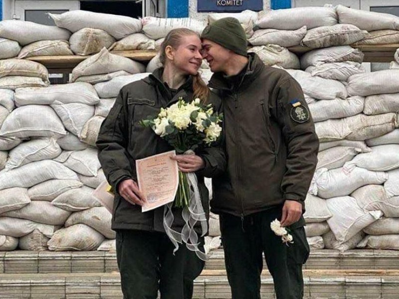 Ukrainian Couple Viral Pics: युद्ध के बीच कपल ने की शादी, फिर सेना में हो गए भर्ती, देखें वायरल फोटो