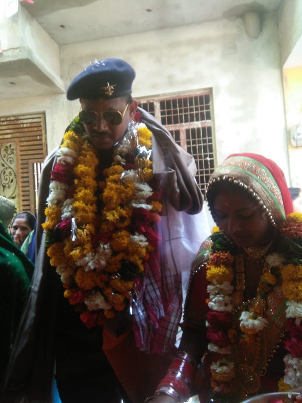 Video: A unique welcome to the soldier in Gwalior: जाने कैसे किया पत्नी ने रिटायर होकर आए फौजी पति का स्वागत