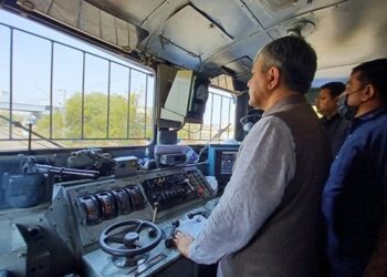 Video: एक ही ट्रैक पर आती दो ट्रेनों को टकराने से बचाएगा रेलवे का कवच, जानिये यह कैसे काम करता है