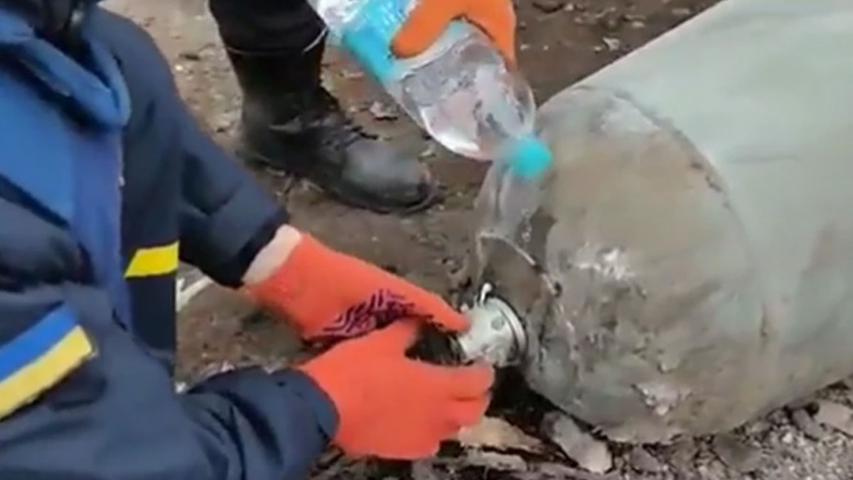 Viral Video |  One attack of Russia went empty, the bomb that fell from the sky was defused by the Ukrainian man by pouring water - Video |  Navabharat