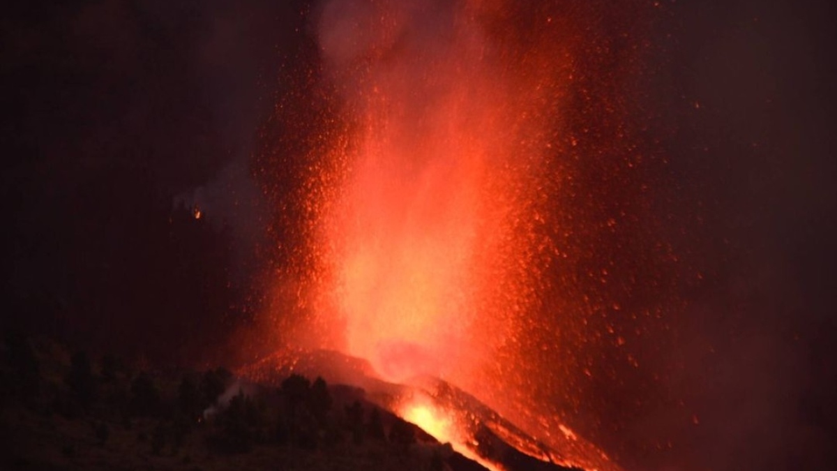Volcano Erupted |  In Indonesia's Mount Merapi volcano erupted several times, 250 people were rescued.  Navabharat
