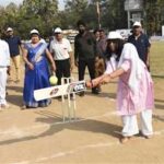 उत्साह और हौसले के साथ महिलाएं उतरी क्रिकेट मैदान में